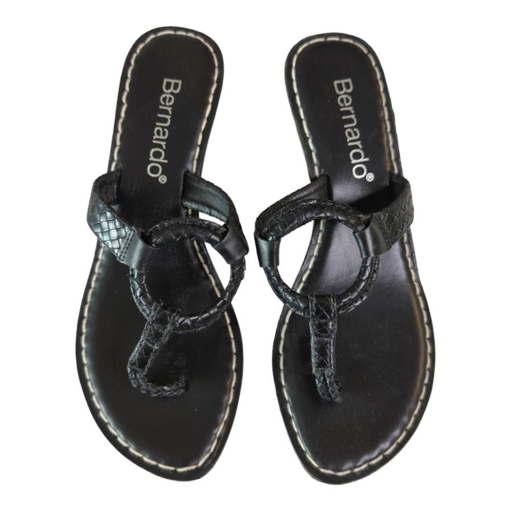 NWOB Bernardo Leather Thong Sandals Black Size 9M